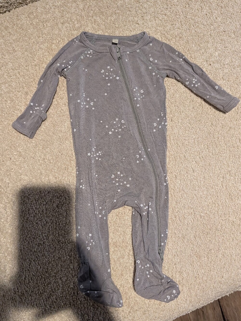 NWOT Quincy Mae NB Grey Star Print Onesie
